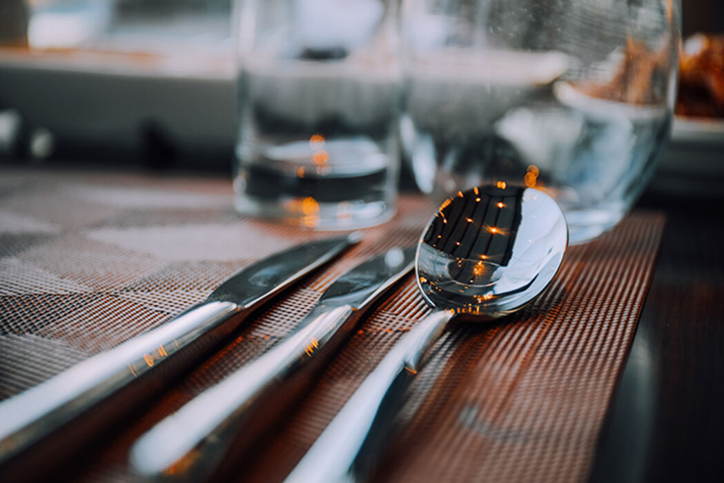 Existen diferentes tipos de cubiertos, dales el uso adecuado.  Modales en  la mesa, Cuchillos para carne, Como poner los cubiertos